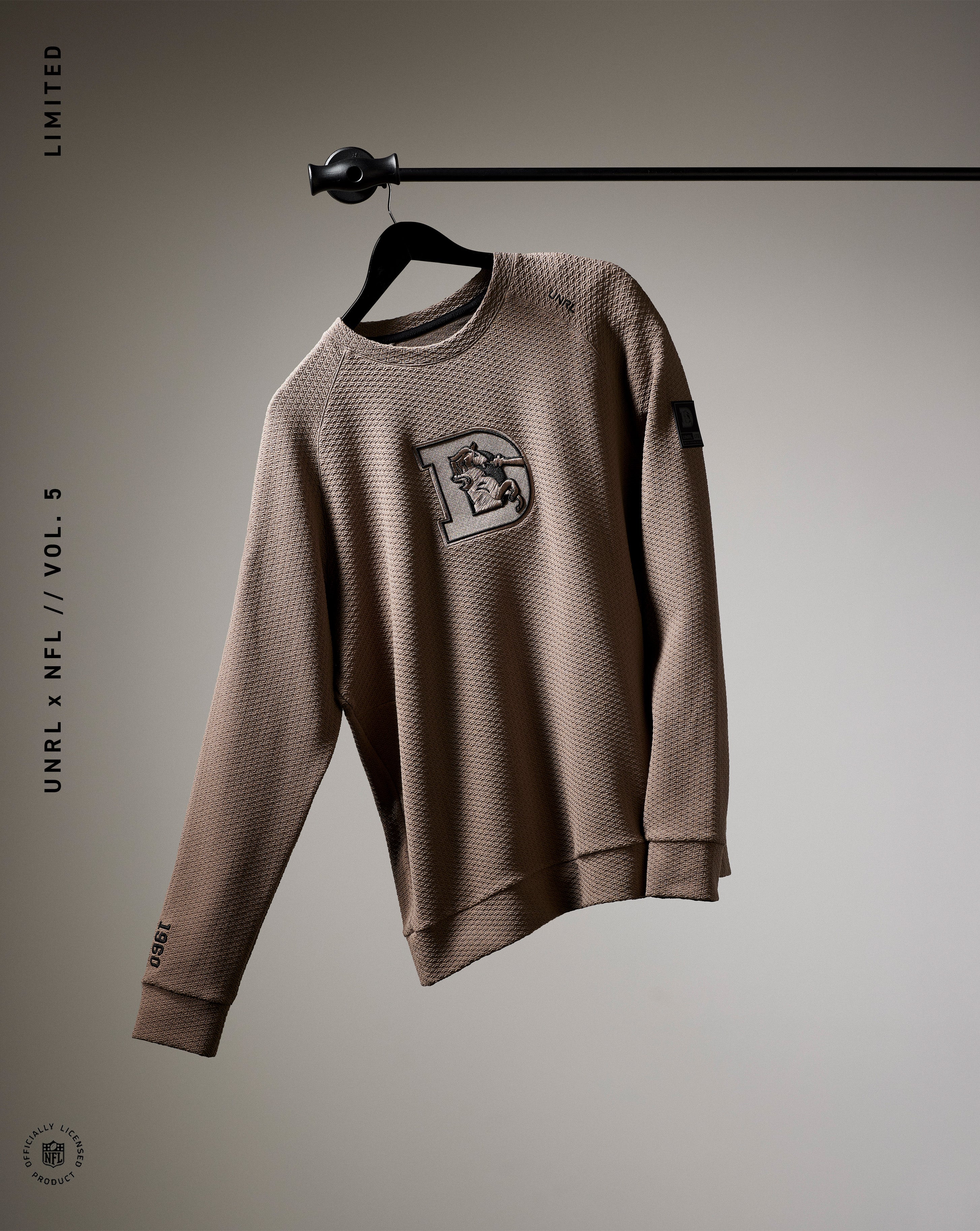 25年新作　完売　新品　BRIEFING NECK LOGO HIGHNECK UNRL x Broncos LTD. Elevation Crewneck