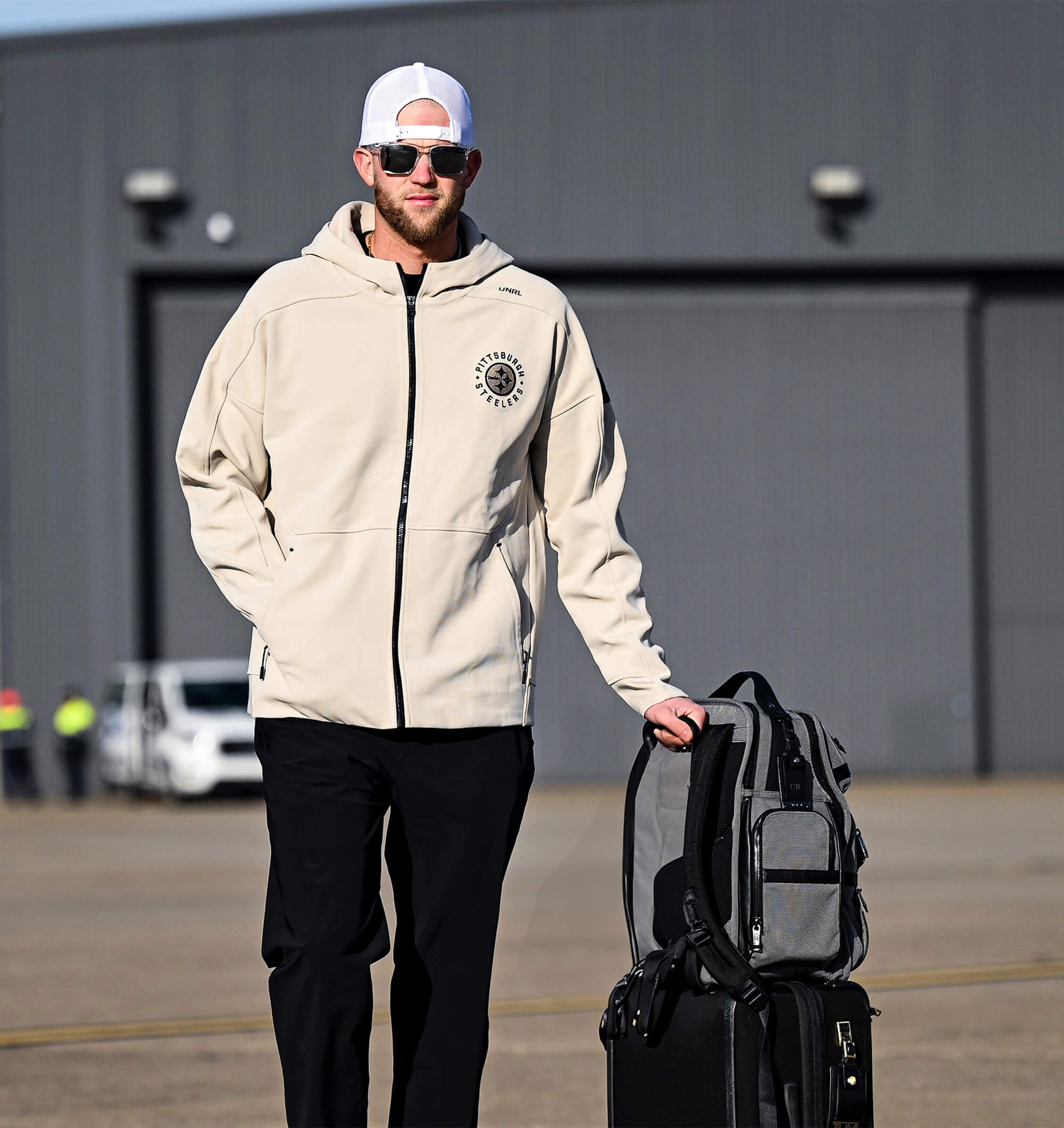 Chris Boswell is 6'2" wearing size XL.