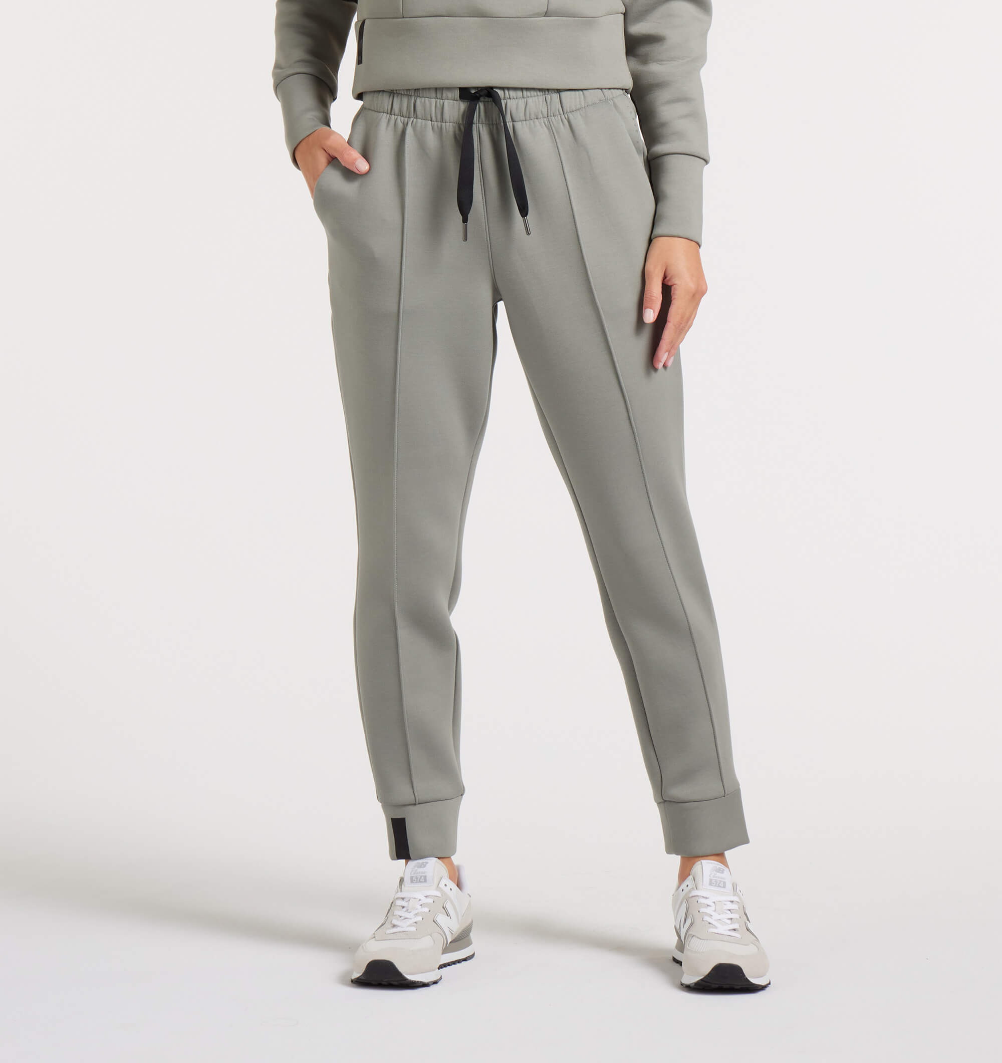Model is 5'9", size 2 wearing size XS.